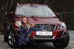 Klára Spilková s novým autem Volvo XC60, které dostala ke svým 18. narozeninám