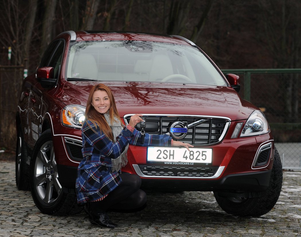 Klára Spilková s novým autem Volvo XC60, které dostala ke svým 18. narozeninám