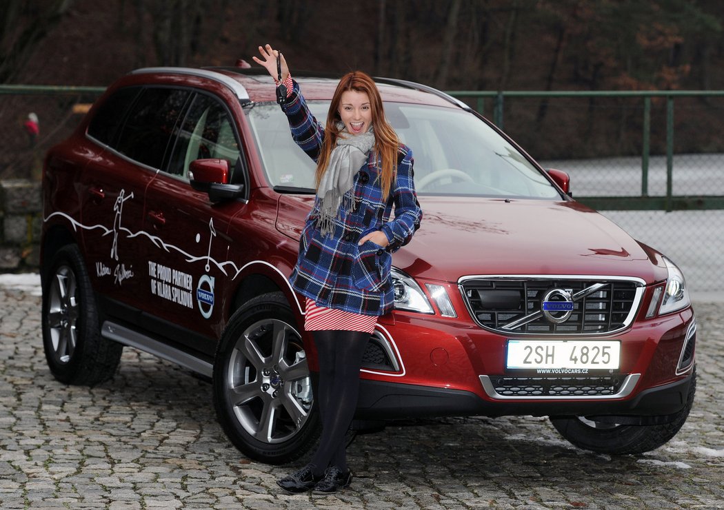 Klára Spilková s novým autem Volvo XC60, které dostala ke svým 18. narozeninám