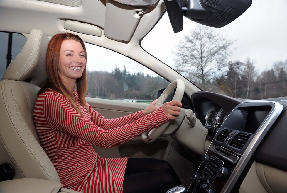 Klára Spilková za volantem svého vozu Volvo. Velký talent byl oceněn velkým dárkem k 18. narozeninám!