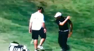 VIDEO: Golfista se zbláznil. Mlátil holí kolem sebe