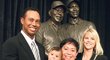 Ještě nedávno se Kultida Woods (uprostřed), matka Tigera Woodse, mohla bezstarostně těšit s vnoučaty (na snímku s vnučkou Sam). Jenže teď její snacha Elin (vpravo) chystá rozvod a všechno může být jinak...