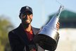 Tiger Woods s vítěznou trofejí.
