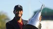 Tiger Woods s vítěznou trofejí.