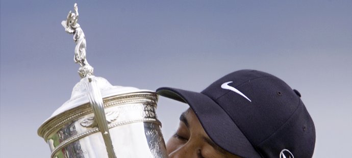 Tiger Woods s trofejí z US Open v roce 2000