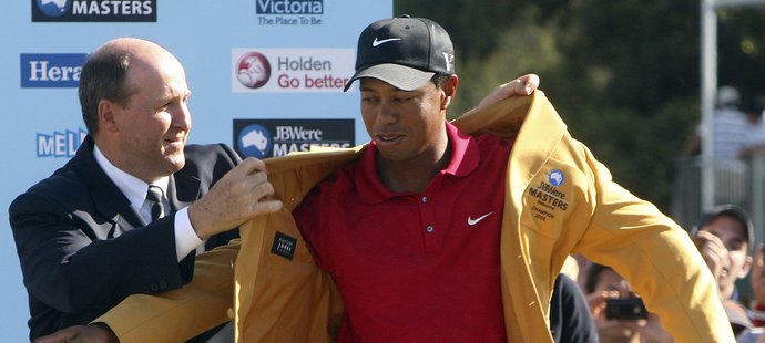 Tiger Woods obléká sako za triumf na turnaji Australian Masters v Melbourne.