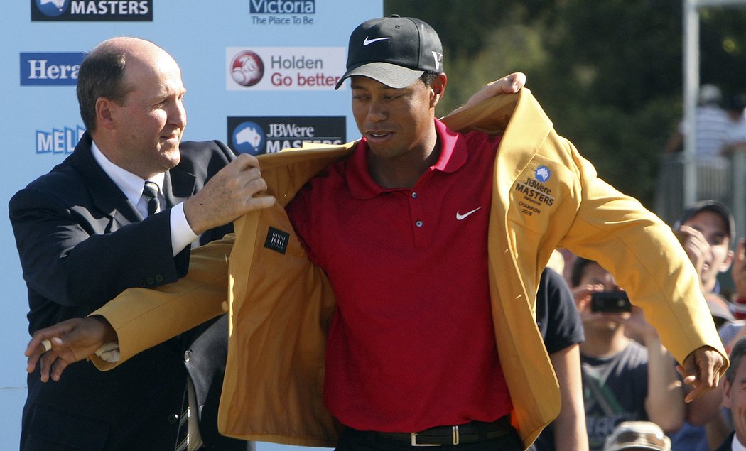 Tiger Woods obléká sako za triumf na turnaji Australian Masters v Melbourne.