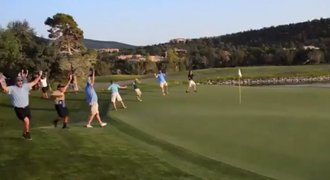 Rána za dvacet milionů! Golfista-amatér se zázračně trefil do jamky