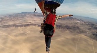 VIDEO: Bez jištění přešel na laně mezi dvěma balony
