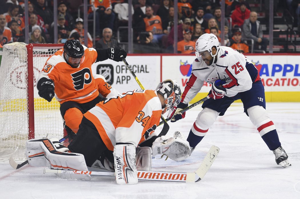 Radko Gudas pomáhá hasit Petrovi Mrázkovi požár před brankou Philadelphie