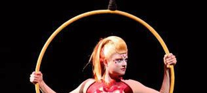Bývalá gymnastka Lisa Skinnerová vystupovala v Cirque du Soleil na visutých kruzích
