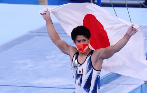 Japonec Daiki Hašimoto slaví zlatou medaili 