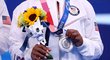 Americká gymnastka Simone Bilesová pózuje se stříbrnou medailí z Letních olympijských her 2021