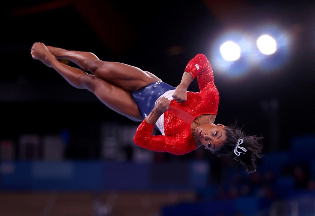 Americká gymnastka Simone Bilesová v akci na Olympijských hrách 2021