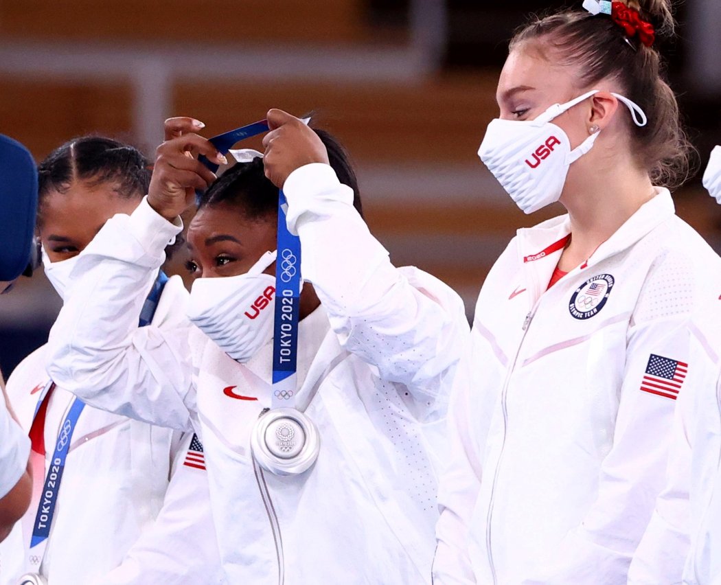 Americká gymnastka Simone Bilesová si nasazuje stříbrnou medaili z Letních olympijských her 2021