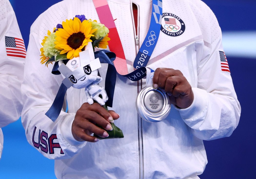 Americká gymnastka Simone Bilesová pózuje se stříbrnou medailí z Letních olympijských her 2021