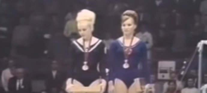 Slavné gesto Věry Čáslavské, která během sovětské hymny na stupních vítězů v Mexiku 1968 sklopila hlavu