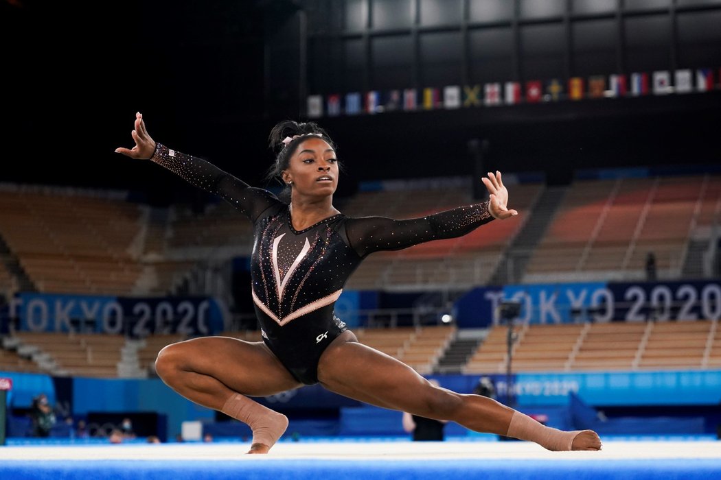 Americká gymnastka Simone Bilesová doplňuje pět cenných kovů z Her dalšími pětadvaceti ze světových šampionátů