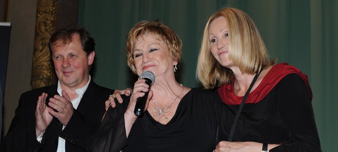 Režisérka Olga Sommerová (vpravo) drží kolem ramen Věru Čáslavskou, vlevo přihlíží šéf České televize Petr Dvořák
