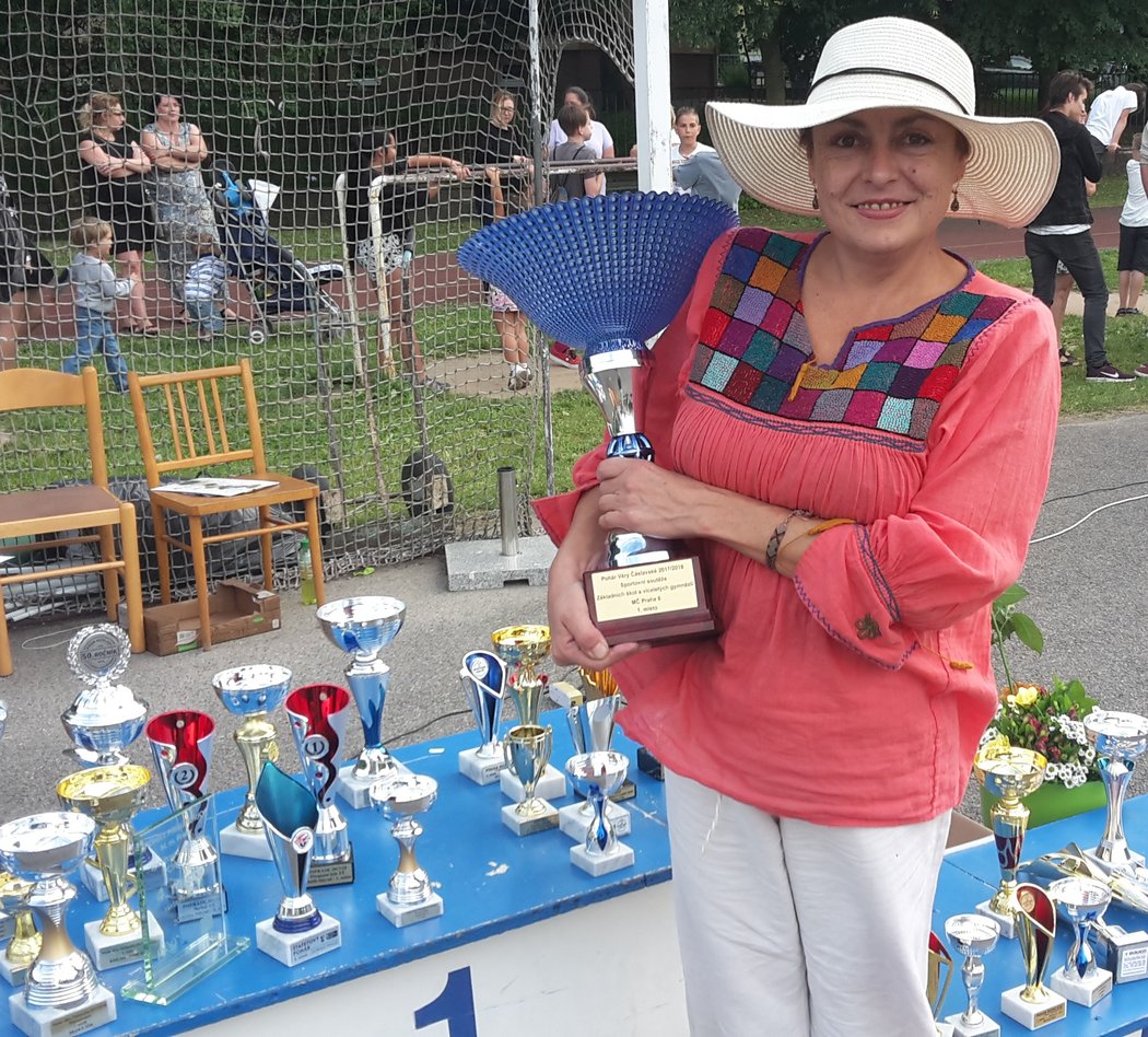Radka Čáslavská, dcera legendární gymnastky Věry, ukazuje trofej, o kterou soutěžily školy v Praze 6. A nese jméno právě po sedminásobné olympijské vítězce.