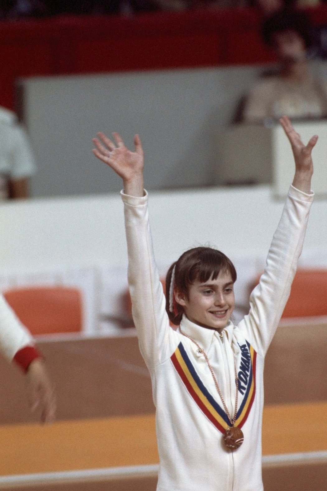 Nadia Comaneciová a jedna z jejích pěti olympijských medailí