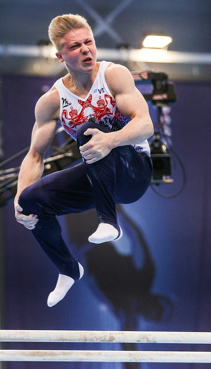 Ruský gymnasta Ivan Kuljak, který se provinil válečnou provokací, když v březnu vystoupal na stupně vítězů s válečným ,,Z&#34; na hrudi
