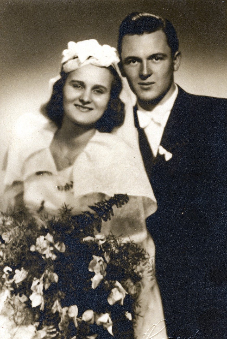 Svatební foto s manželem, který byl za války v Berlíně dvakrát zasypaný při bombardování