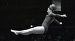 Legendární československá gymnastka Věra Čáslavská při přeskoku