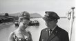 Věra Čáslavské si prohlíží kapitánskou čepici  při jízdě na parníku v průběhu šedesátých let