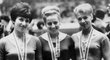 Věra Čáslavská (uprostřed) se zlatou olympijskou medailí