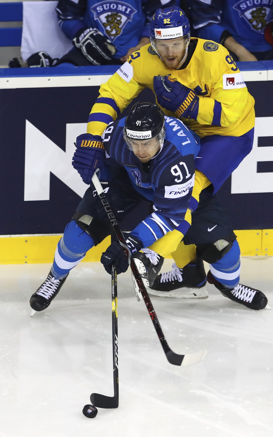 Juho Lammikko se snaží vymanit ze švédského klinče u hrazení.