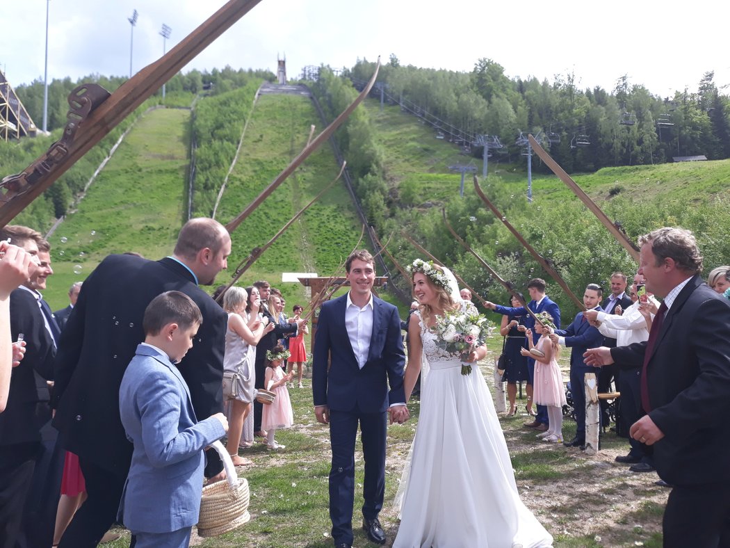 Antonín Hájek, asistent reprezentačního trenéra ve skocích na lyžích a dodnes národní letecký rekordman, si přímo na dojezdu vzal Veroniku Pánkovou, fyzioterapeutku reprezentace ze slavného skokanského roku.