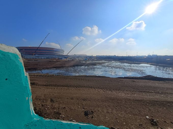 Hala pro hokej na ZOH 9 dní před prvním zápasem. Bahno a kaluže v okolí, ještě dost práce Hala pro hokej na ZOH 9 dní před prvním zápasem. Bahno a kaluže v okolí, ještě dost práce