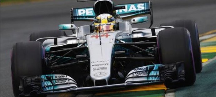Z prvního místa do Velké ceny Austrálie, úvodního závodu sezony formule 1, odstartuje Lewis Hamilton z Mercedesu.