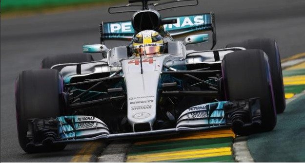 Z prvního místa do Velké ceny Austrálie, úvodního závodu sezony formule 1, odstartuje Lewis Hamilton z Mercedesu.