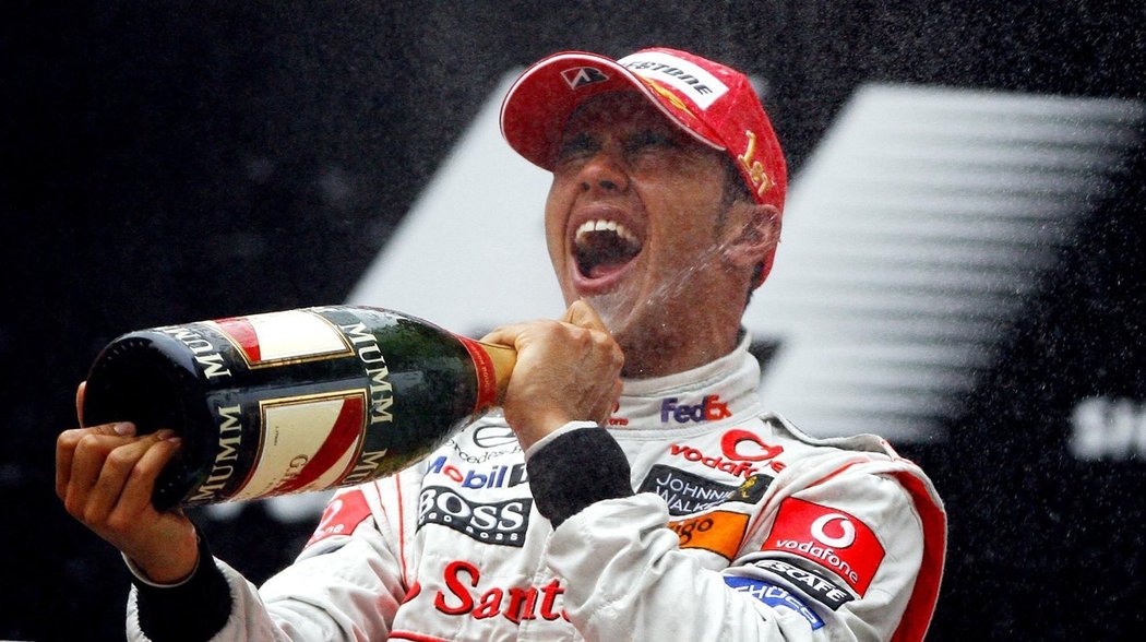 Britský jezdec Lewis Hamilton v roce 2008, kdy ovládl velkou cenu na domácím okruhu ve Velké Británii