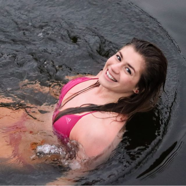 Můžu leda plavat ve Vltavě, povzdechla si na Instagramu Adéla Hanzlíčková