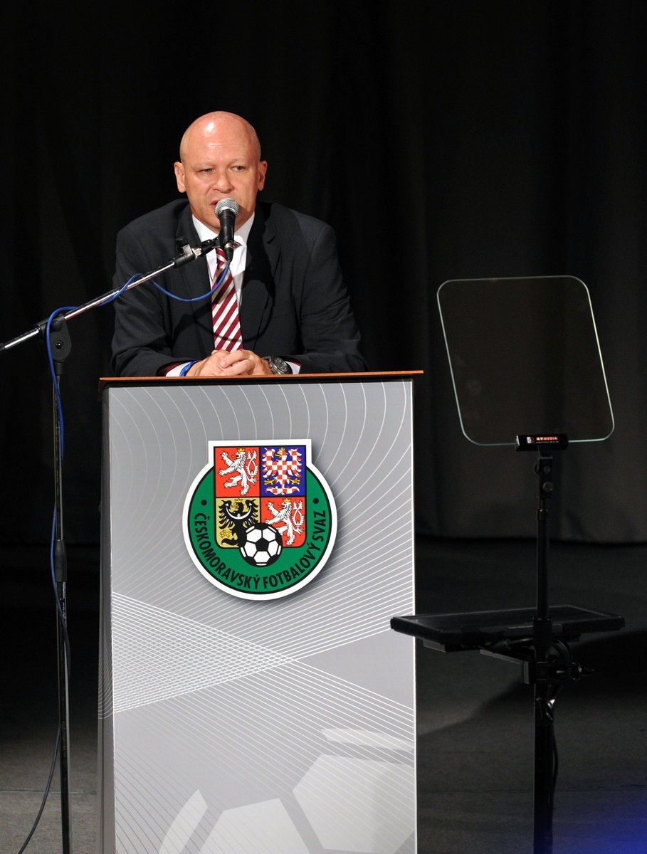 Ivan Hašek rezignoval na svou fuknci předsedy fotbalového svazu.