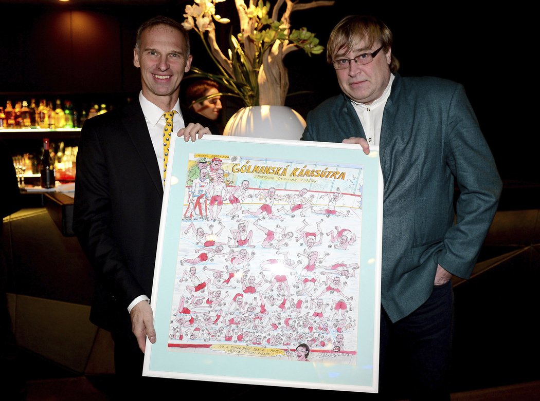 Dominik Hašek spolu s kreslířem Petrem Urbanem, který mu přinesl karikaturu s gólmanskou kamasútrou