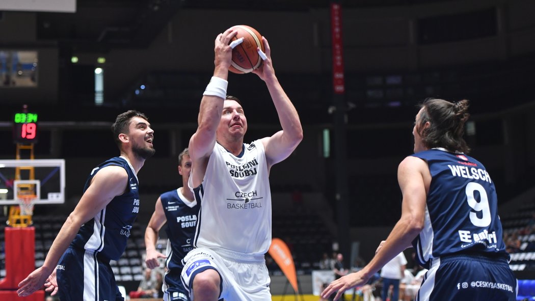 Filip Jícha si zahrál basketbal při rozlučce Jiřího Welsche a Luboše Bartoně s kariérou