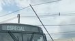 Diego Simonet vysvobozuje autobus z drátů elektrického vedení