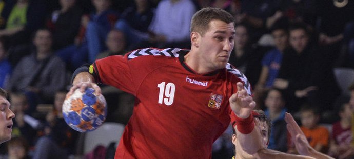 Český házenkář Tomáš Babák v kvalifikačním zápase o EURO proti Belgii