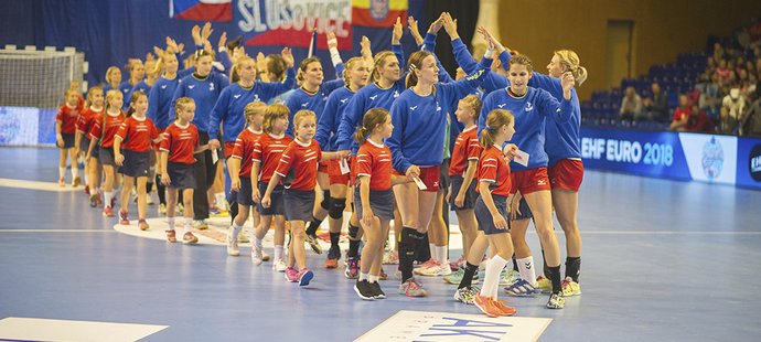 České házenkářky vyhrály v předposledním utkání šestidílné kvalifikace mistrovství Evropy na Islandu 26:24 a výrazně se přiblížily k účasti na šampionátu