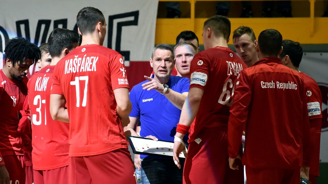 Čeští házenkáři poslouchají pokyny trenéra během přátelského utkání se Slovenskem