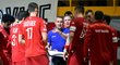 Čeští házenkáři poslouchají pokyny trenéra během přátelského utkání se Slovenskem
