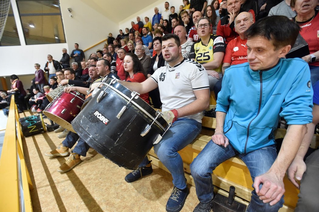 Fanoušci při přípravném utkání házenkářů mezi Českem a Slovenskem