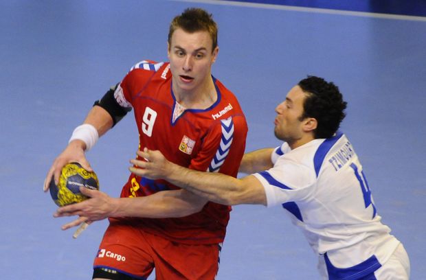 Filip Jícha obchází jednoho z řeckých házenkářů Filip Jícha obchází jednoho z řeckých házenkářů