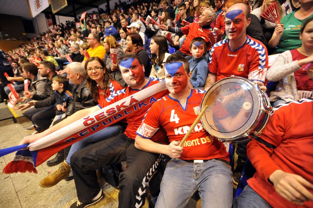 Fanoušci české házenkářské reprezentace slaví výhru nad Tureckem v kvalifikaci o postup na MS.