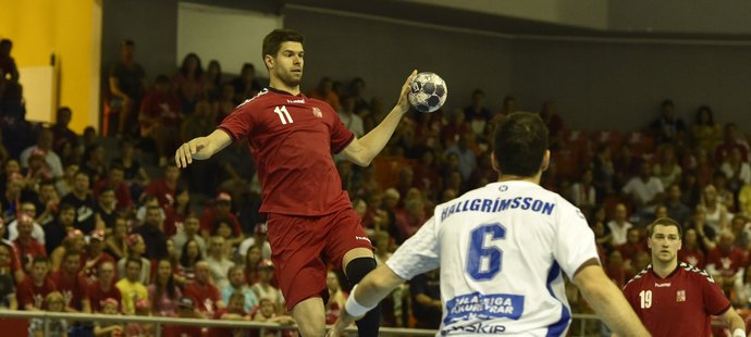 Český házenkář Tomáš Babák v duelu proti Islandu