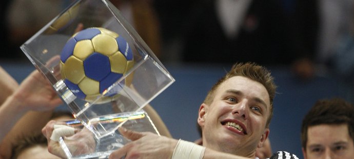 Filip Jícha z Kielu s trofejí pro vítěze Ligy mistrů